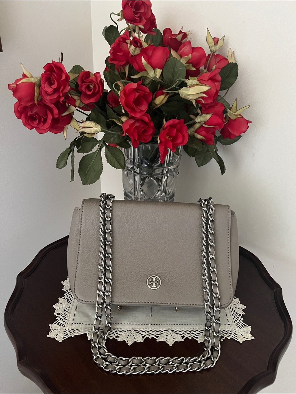 LIKE NEW Tory Burch Robinson pebbled leather gray crossbody bag.